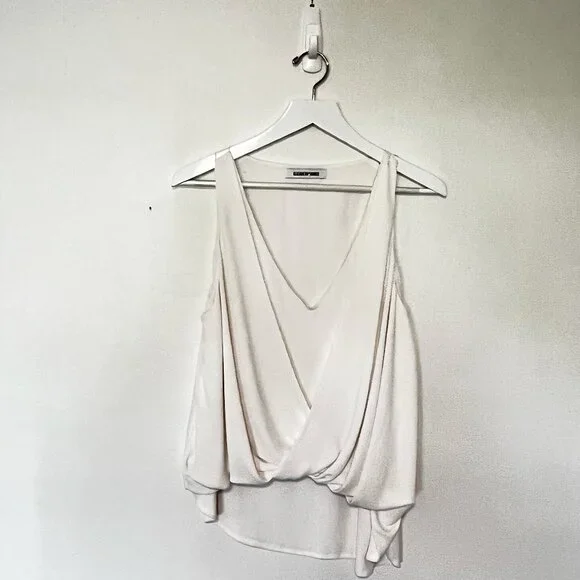 Elizabeth and James Cream White V-Neck Sleeveless Top Hot Girl Elevated FLAW - Picture 7 of 14